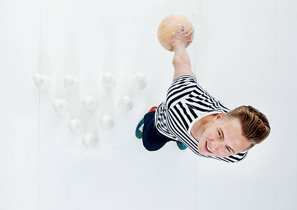 vista dall’alto di uomo con palla da bowling - bowling ten pin bowling male sportsman foto e immagini stock