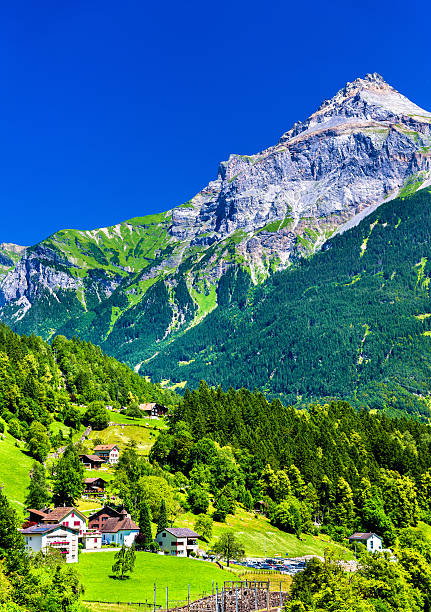 вид на деревню гуртнеллен в швейцарских альпах - village switzerland landscape swiss culture стоковые фото и изображения