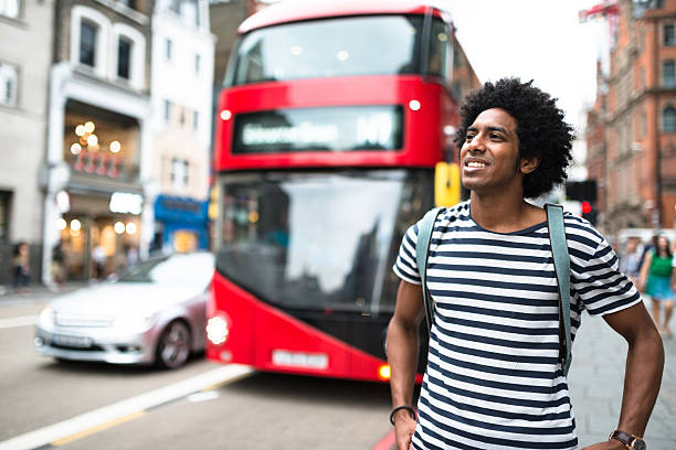 viajante solo esperando o ônibus em londres - famous place beautiful london england young adult - fotografias e filmes do acervo