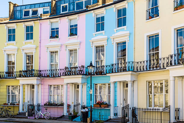 casas coloridas de terraços ingleses - townhouse england famous place local landmark - fotografias e filmes do acervo