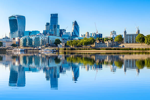 cloudless day at financial district of london - thames river imagens e fotografias de stock