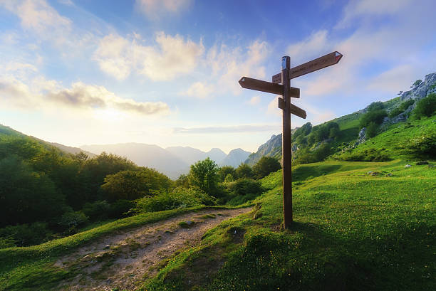 poste indicador de la montaña - señal caminos fotografías e imágenes de stock