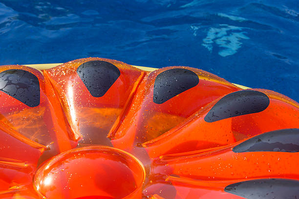 balsa de melancia na piscina - swimming tube inflatable circle - fotografias e filmes do acervo