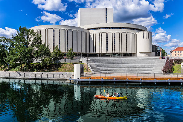 ビドゴシュチの新しいオペラの建物 - editorial eastern europe europe reflection ストックフォトと画像