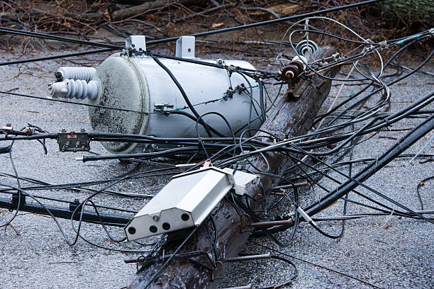 corte de energía eléctrica debido a una fuerte tormenta - hurricane storm wind disaster fotografías e imágenes de stock