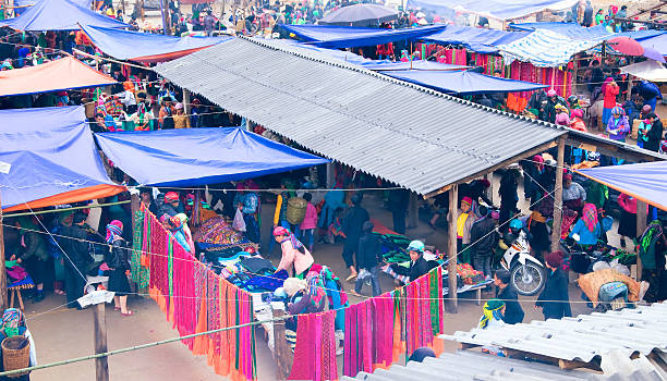 dong van market, ha giang, vietnam - hmong imagens e fotografias de stock