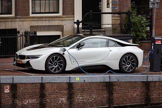 bmw i8 en una calle de ámsterdam - bmw i8 fotografías e imágenes de stock