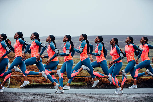 viaggio di una runner femminile - strutting foto e immagini stock