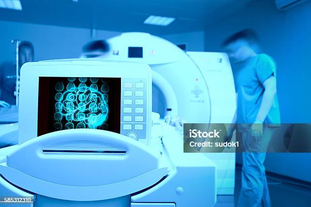 Resonancia Magnética Del Cerebro Del Paciente Foto de stock y más banco de imágenes de Rayos X - Rayos X, Hospital, Imagen de rayos X