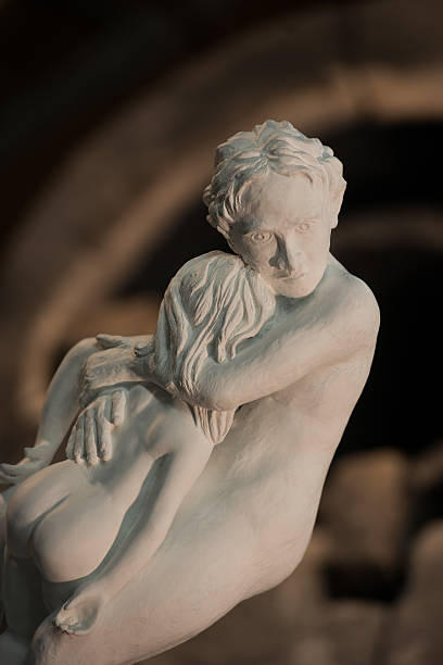 istock Sculpture Workshop-Couple in bronze on a turntable 585312752
