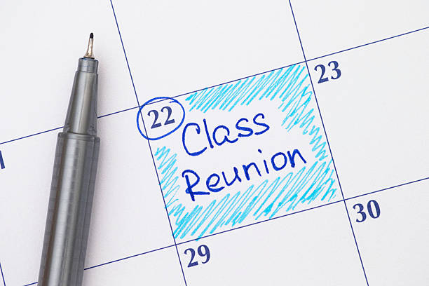воссоединение класса напоминания в календаре с ручкой - reunion стоковые фото и изображения