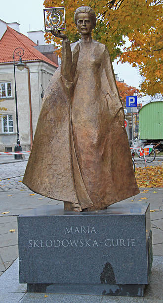 sculpture of marie sklodowska-curie by polish sculptor bronislaw krzysztof - radium imagens e fotografias de stock