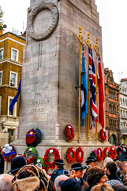 les gens rendent hommage au cénotaphe de londres, au royaume-uni - cenotaph photos et images de collection