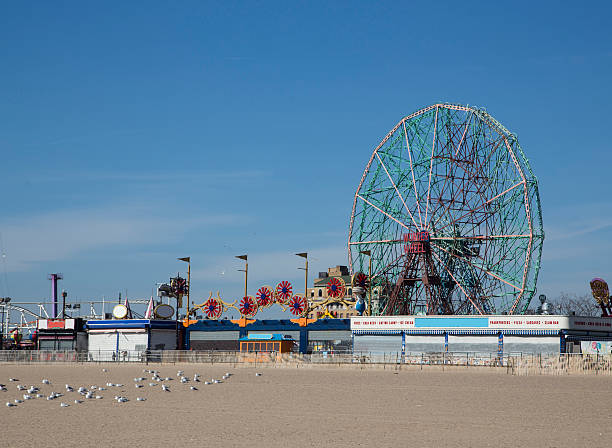 coney island durante un día suny - super moon fotografías e imágenes de stock