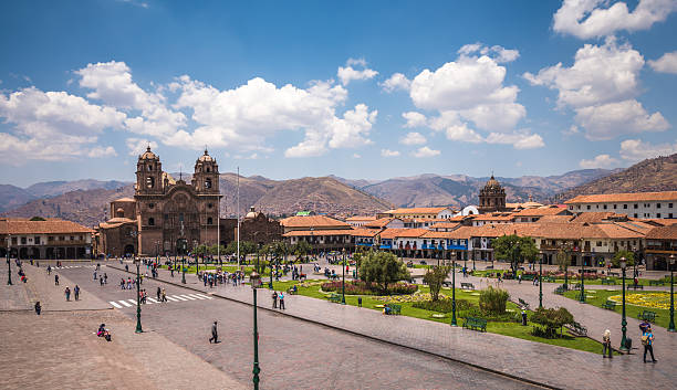 plaza de armas nel centro storico di cusco, perù - provincia di cusco foto e immagini stock