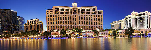 bellagio + caesars palace + cosmopolitan - las vegas - the cosmopolitan of las vegas foto e immagini stock