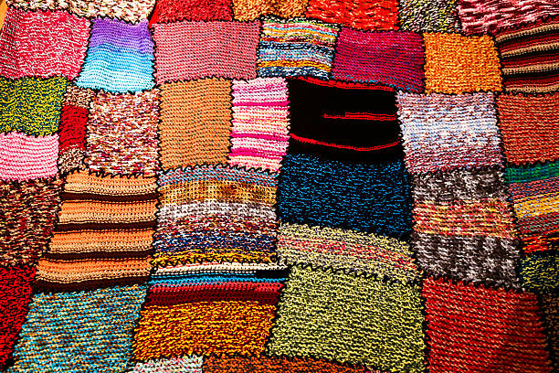 helle bunte handgefertigte patchwork-decke - multi colored variegated wool colors stock-fotos und bilder