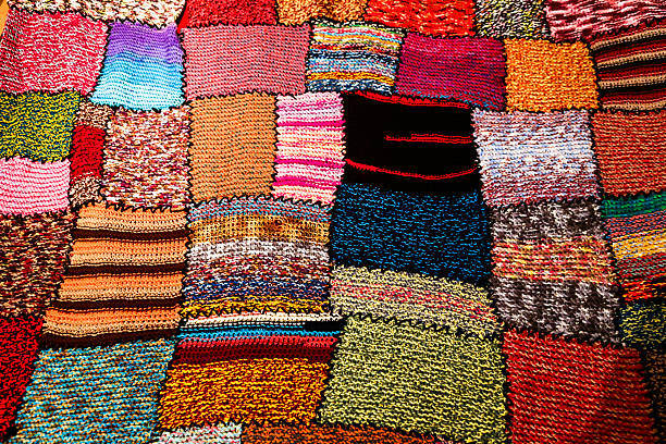 manta de patchwork multicolor brillante hecha a mano - textile quilt pattern textured fotografías e imágenes de stock