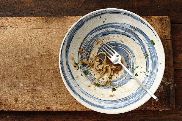 スパゲッティミール後の空の料理 - plate crumb dirty fork ストックフォトと画像