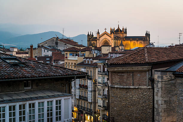 paisaje urbano de noche, vitoria-gasteiz, país vasco, españa - álava fotografías e imágenes de stock