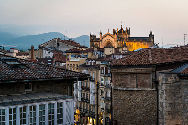 paysage urbain la nuit, vitoria-gasteiz, pays basque, espagne - architectural styles western europe salamanca province european culture photos et images de collection