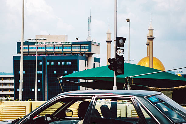 scène de rue dans le centre d’abuja, au nigeria. - nigeria abuja city mosque photos et images de collection