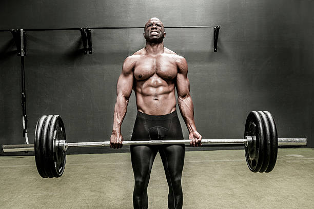 atleta levantando barra de pesas pesadas - human muscle muscular build bicep men fotografías e imágenes de stock