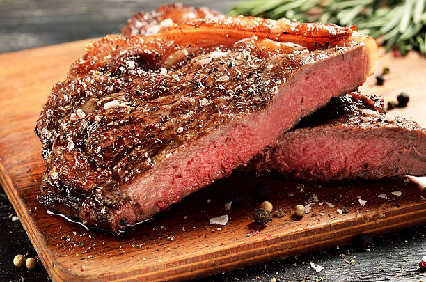 rara bistecca a strisce di new york su tavola di legno, messa a fuoco selezionata - strip steak immagine foto e immagini stock