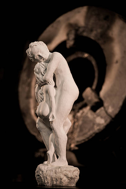 istock Sculpture Workshop-Couple in bronze on a turntable 585481812