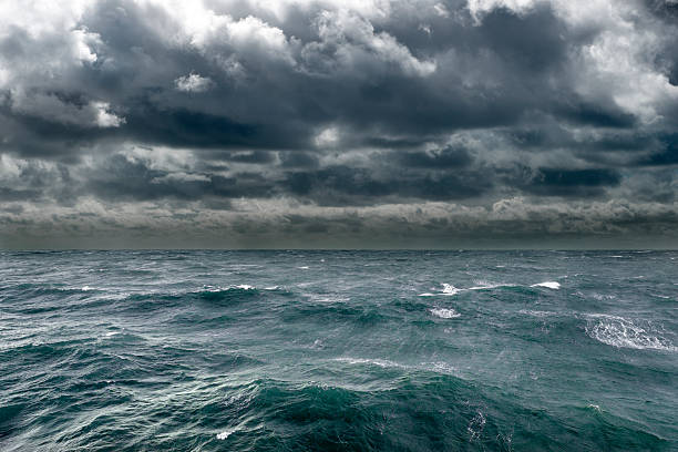 tempête torrentielle s’abattre sur la côte - cycle de leau photos et images de collection
