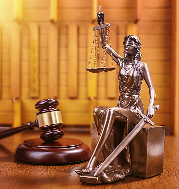 la justice et en bois marteau et droit concept - statue of justice symbol justice law photos et images de collection
