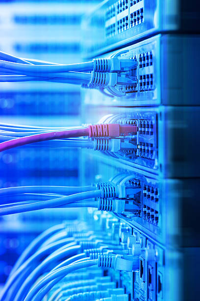 câbles de réseau connectés à changer - technology network server it support computer photos et images de collection