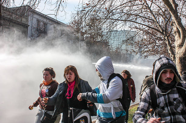 marcha de los estudiantes - cañón de agua fotografías e imágenes de stock