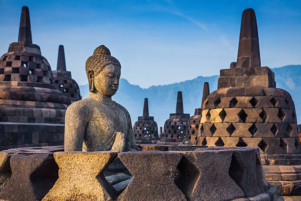 ancienne statue de bouddha et stupa au temple de borobudur - indonésien photos et images de collection