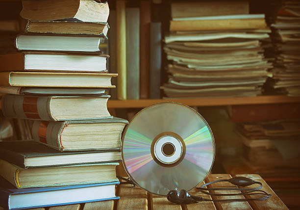 pilha de livros, biblioteca, cd, fones de ouvido - pile of books audio - fotografias e filmes do acervo