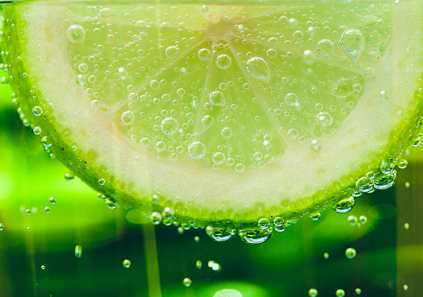 istock lemon in sparcle water drops 585500360