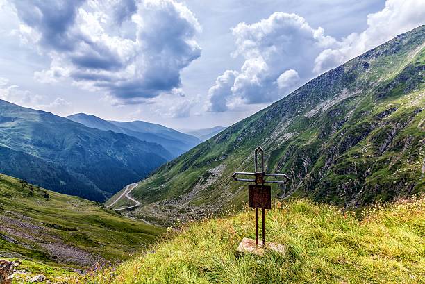 krzyż na pamiątkę ofiar wypadków samochodowych. - memorial roadside cross cross shape zdjęcia i obrazy z banku zdjęć