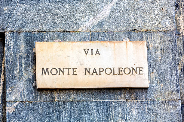 panneau de rue via monte napoleone - via monte napoleone photos et images de collection