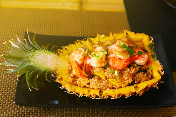 тайландская кухня ресторана фаршированный в виде ананаса - notional стоковые фото и изображения