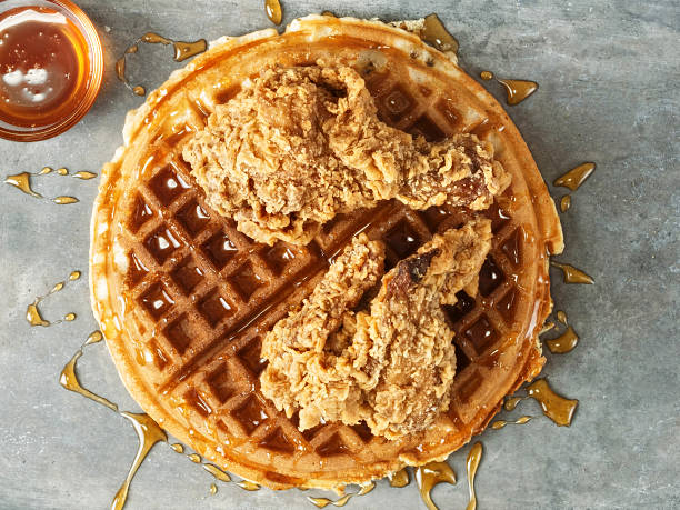 rústico do sul comida caseira americana de frango em formato de waffle - waffle breakfast syrup food - fotografias e filmes do acervo