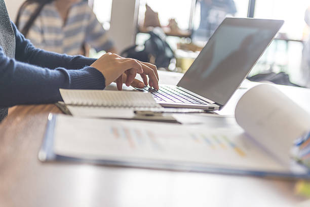 gros plan des mains de femme d'affaires taper sur un ordinateur portable au lieu de travail - lime photos et images de collection