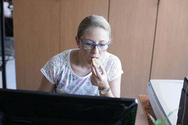 istock Woman having her breakfast snacks at her work 585510688