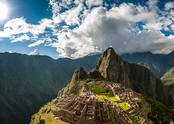 machu picchu en perú - unesco world heritage site cloud day sunlight fotografías e imágenes de stock