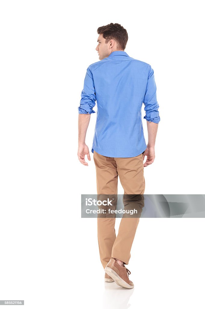 Visão de trás de um jovem fashion man andando - Foto de stock de Vista Traseira royalty-free