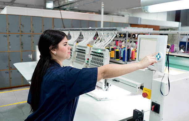 mujer que opera la máquina de bordar - embroidery textile industry clothing factory fotografías e imágenes de stock