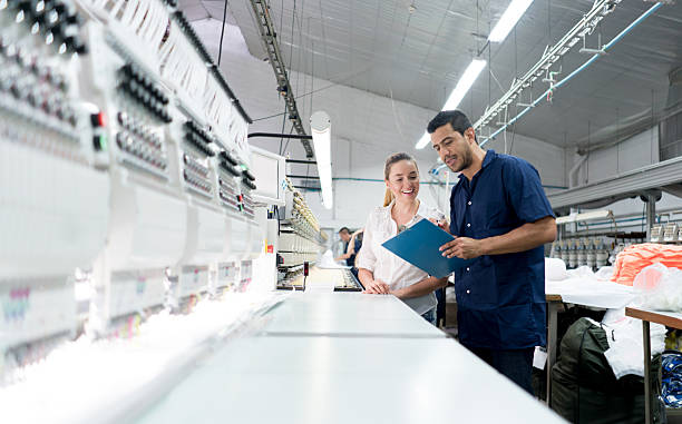 personas que trabajan en una fábrica de bordados - embroidery textile industry clothing factory fotografías e imágenes de stock