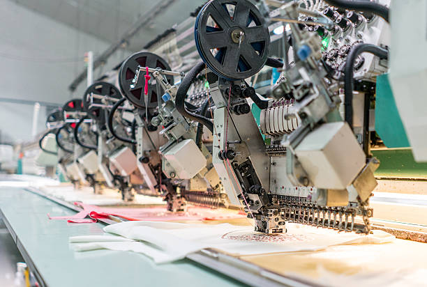 máquina de bordar en una fábrica de ropa - embroidery textile industry clothing factory fotografías e imágenes de stock