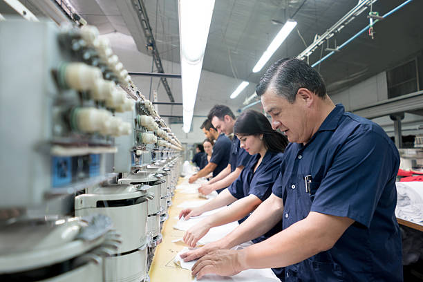 personas que trabajan en una fábrica de bordados - embroidery textile industry clothing factory fotografías e imágenes de stock