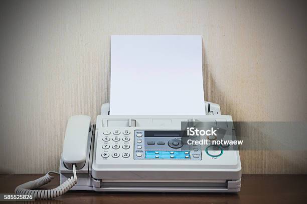 Pulsando El Botón De Inicio Antiguo Fax Retro Foto de stock y más banco de imágenes de Máquina de fax - Máquina de fax, Maquinaria, Fotografía - Imágenes