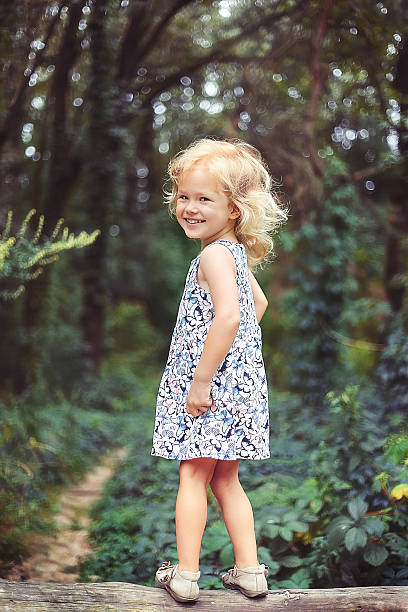 portrait d'une petite fille  - love smiling human settlement viewpoint photos et images de collection